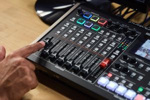 Roland анонсирует AV-микшер потоковых онлайн трансляций VR-6HD фото