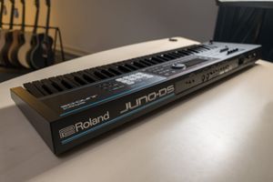 Вышел синтезатор от Roland с полностью черной клавиатурой фото