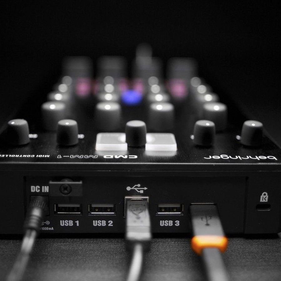 Компактный диджейскый Midi-контроллер Behringer CMD MM-1 BE-0172 фото