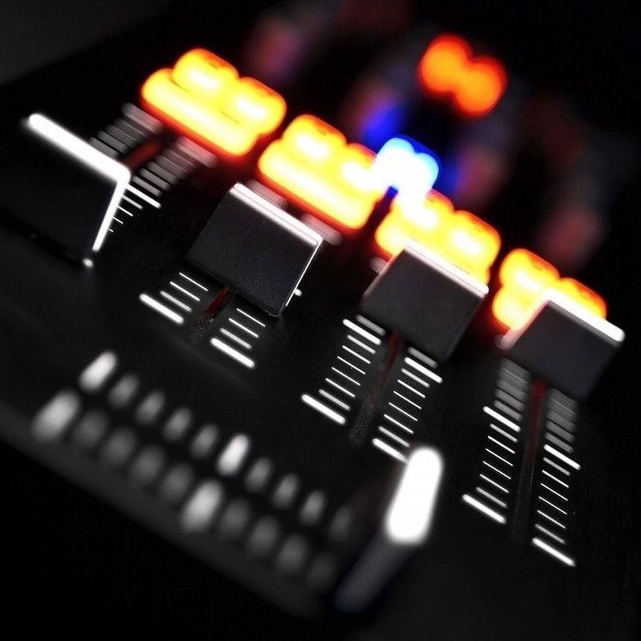 Компактный диджейскый Midi-контроллер Behringer CMD MM-1 BE-0172 фото
